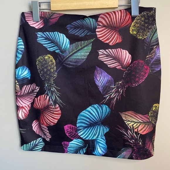 H&M Women's Tropical Print Pull-On Mini Skirt Size Medium - Picture 4 of 11